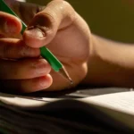 Enfant travaillant l'écriture en séance de graphothérapie
