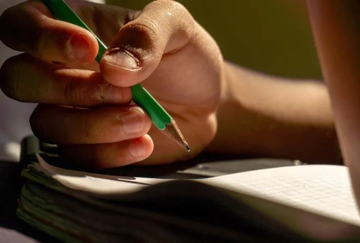 Enfant travaillant l'écriture en séance de graphothérapie