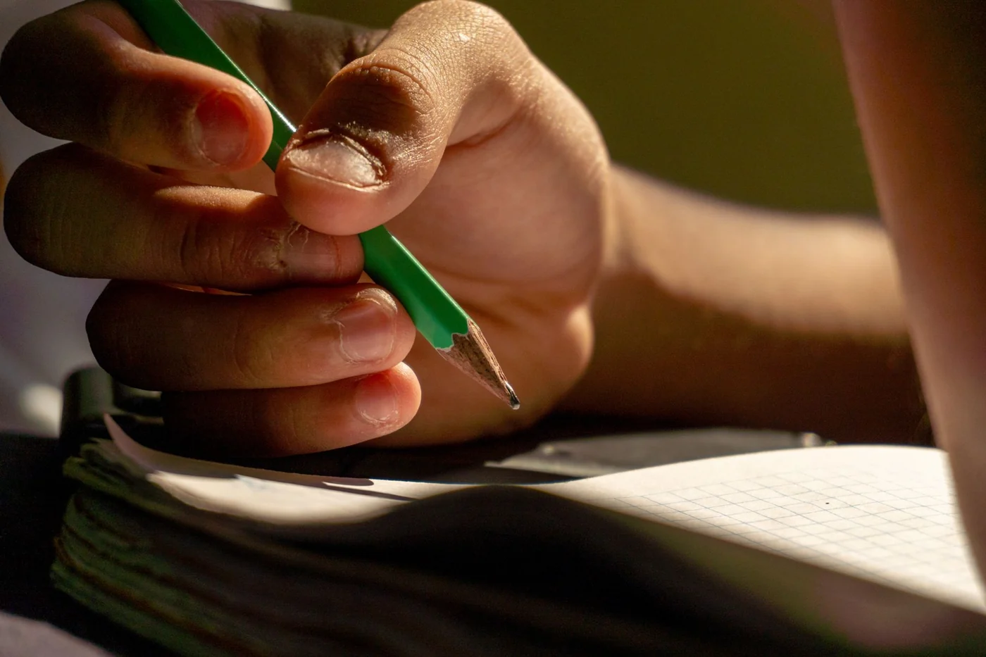 Enfant travaillant l'écriture en séance de graphothérapie